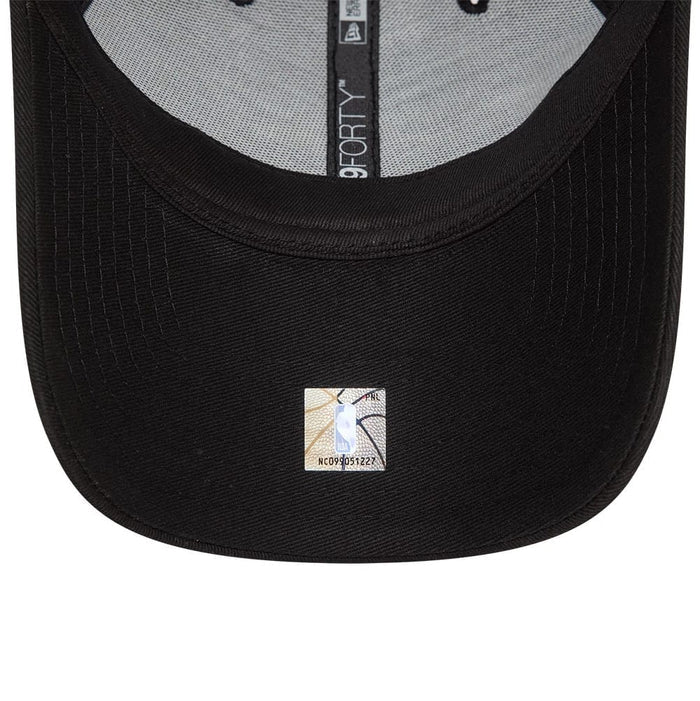 This is a Chicago Bulls NBA Essential Black 9FORTY Adjustable Cap 2