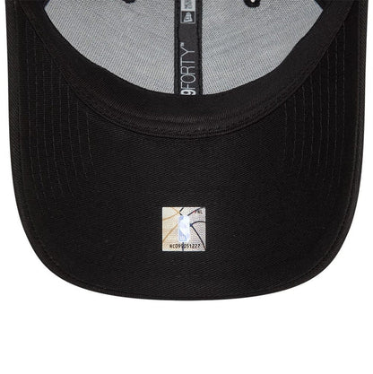 This is a Chicago Bulls NBA Essential Black 9FORTY Adjustable Cap 2