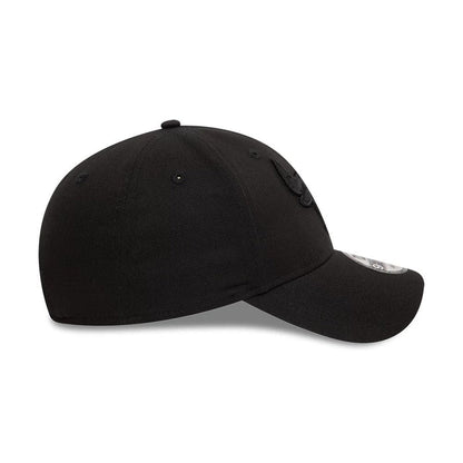 This is a Chicago Bulls NBA Essential Black 9FORTY Adjustable Cap 7