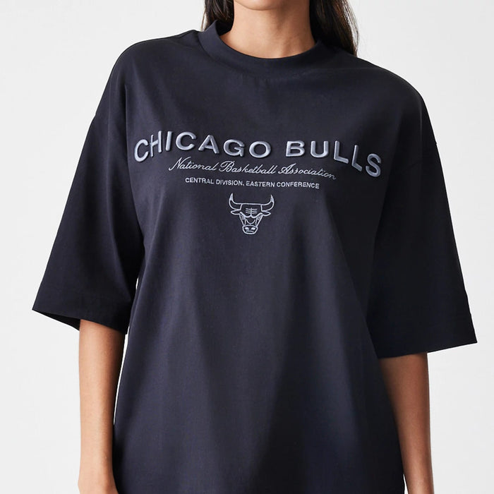The Male model is wearing Chicago Bulls NBA Linear Black T-Shirt 6
