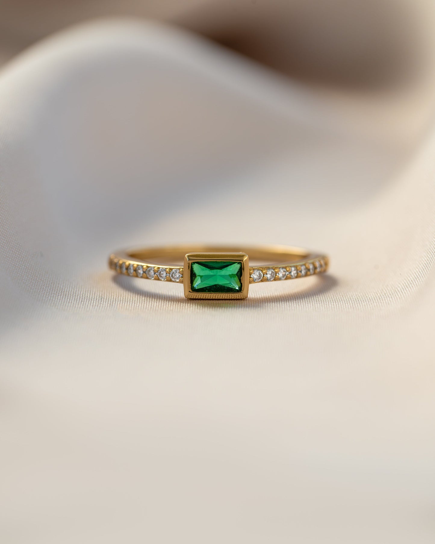 Emerald Baguette Ring w Pavé Band