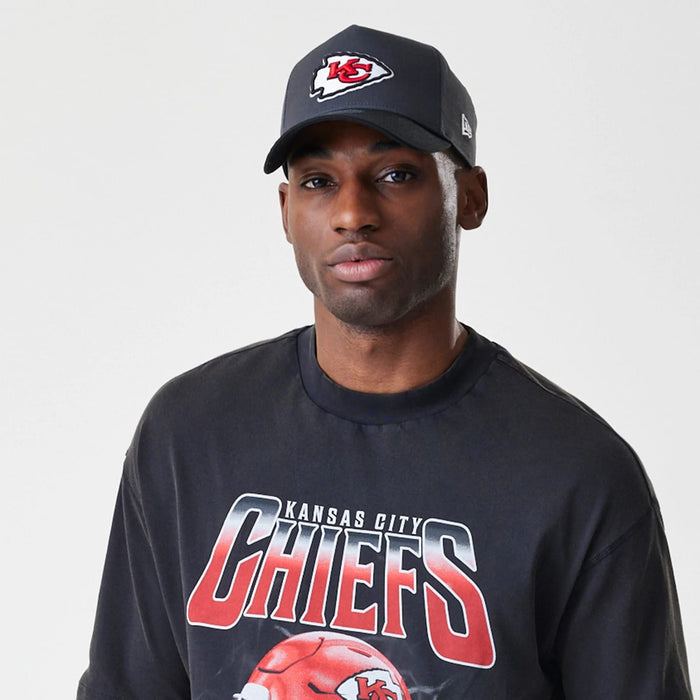 The Male model is wearing Kansas City Chiefs NFL Washed Boxy Black Oversized T-Shirt 6