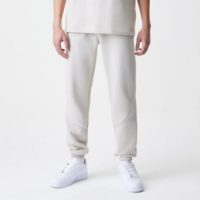 The Male model is wearing LA Lakers NBA Piping Cream Joggers 7