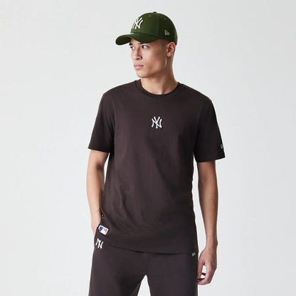 The Male model is wearing New York Yankees MLB Midi League Essential Dark Brown Oversized T-Shirt 3