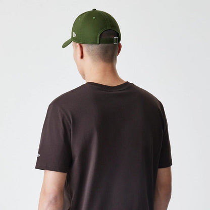 The Male model is wearing New York Yankees MLB Midi League Essential Dark Brown Oversized T-Shirt 5