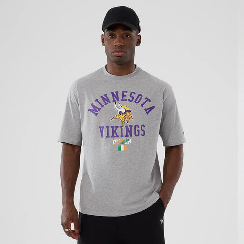 The Male model is wearing Minnesota Vikings NFL International Series Games 2025 Dublin Grey Oversized T-Shirt 1